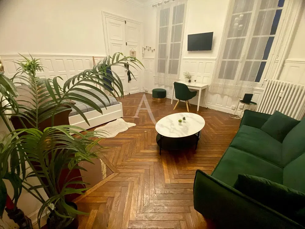 Dnevna soba; prirodno svjetlo, drveni pod, moderni stil