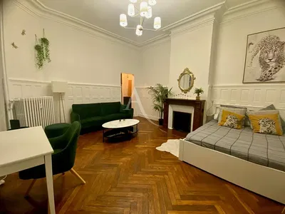 Spavaća soba; drveni pod, kamin, prirodno svjetlo