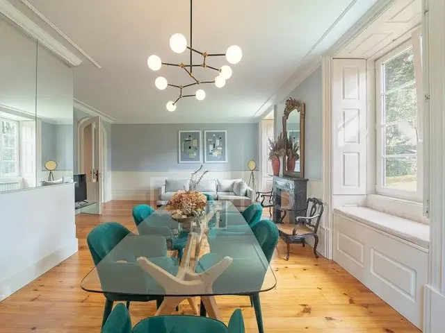 Soggiorno; luce naturale, pavimento in legno, stile moderno