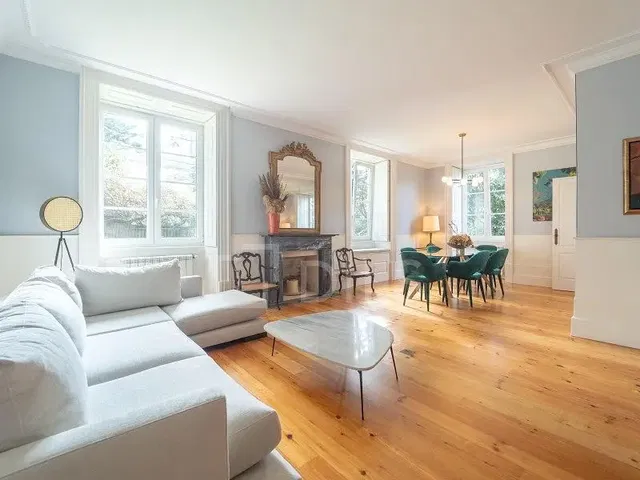 Soggiorno; luce naturale, pavimento in legno, stile moderno