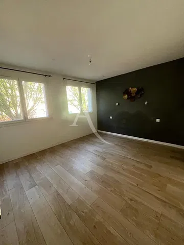 غرفة نوم; إطلالة, أرضية خشبية, ضوء طبيعي