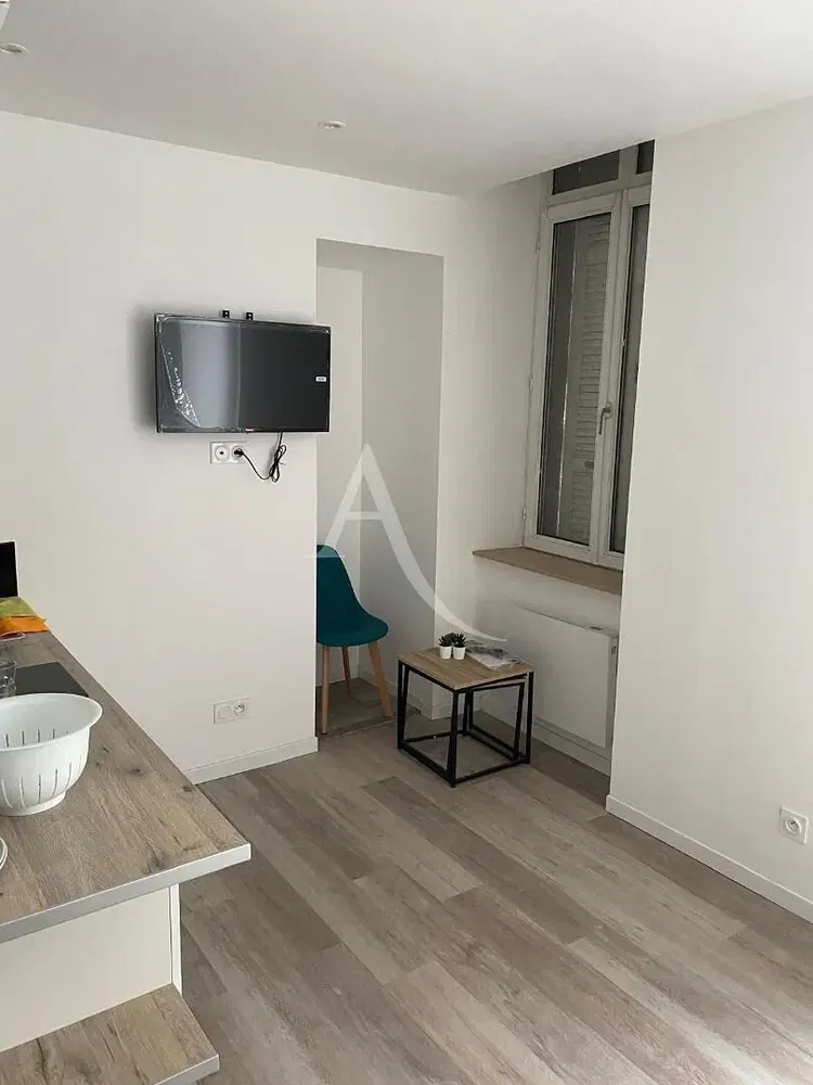 Wohnzimmer; holzboden, tageslicht