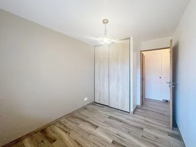 غرفة نوم; ضوء طبيعي, أرضية خشبية, مجدد