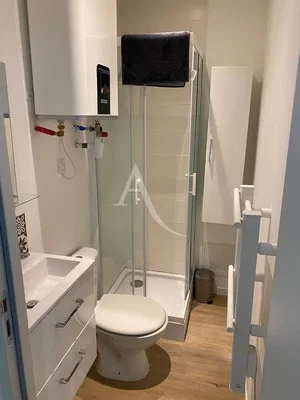 Badezimmer; warmwasserbereiter, fliesenboden, renoviert, tageslicht, moderner stil