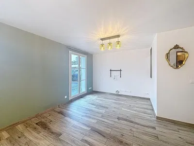 غرفة معيشة; ضوء طبيعي, أرضية من البلاط, مجدد