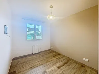 غرفة نوم; أرضية خشبية, ضوء طبيعي, مجدد