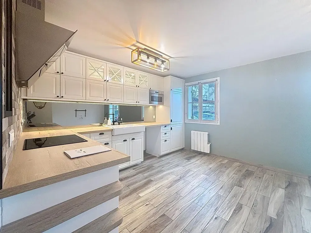 مطبخ; أجهزة المطبخ, ضوء طبيعي, أسلوب عصري, أرضية خشبية, مجدد