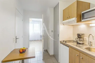 Kuchyně; kuchyňské spotřebiče, dlažba, přirozené světlo