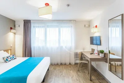 Ložnice; přirozené světlo, moderní styl