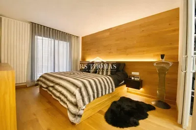 Ložnice; dřevěná podlaha, přirozené světlo, moderní styl