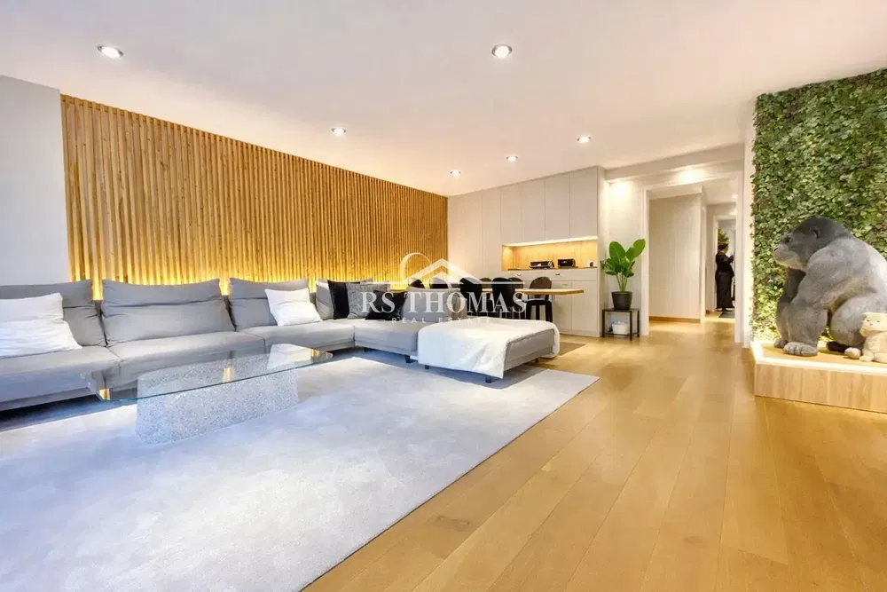 Obývací pokoj; dřevěná podlaha, přirozené světlo, moderní styl