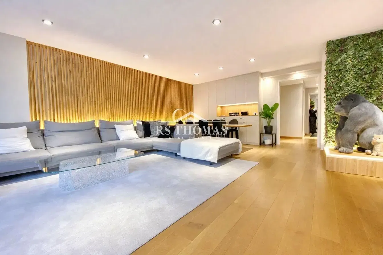 Obývací pokoj; dřevěná podlaha, přirozené světlo, moderní styl