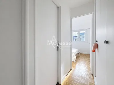 Ložnice; dřevěná podlaha, přirozené světlo