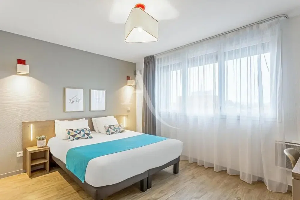 Ložnice; přirozené světlo, moderní styl, dřevěná podlaha