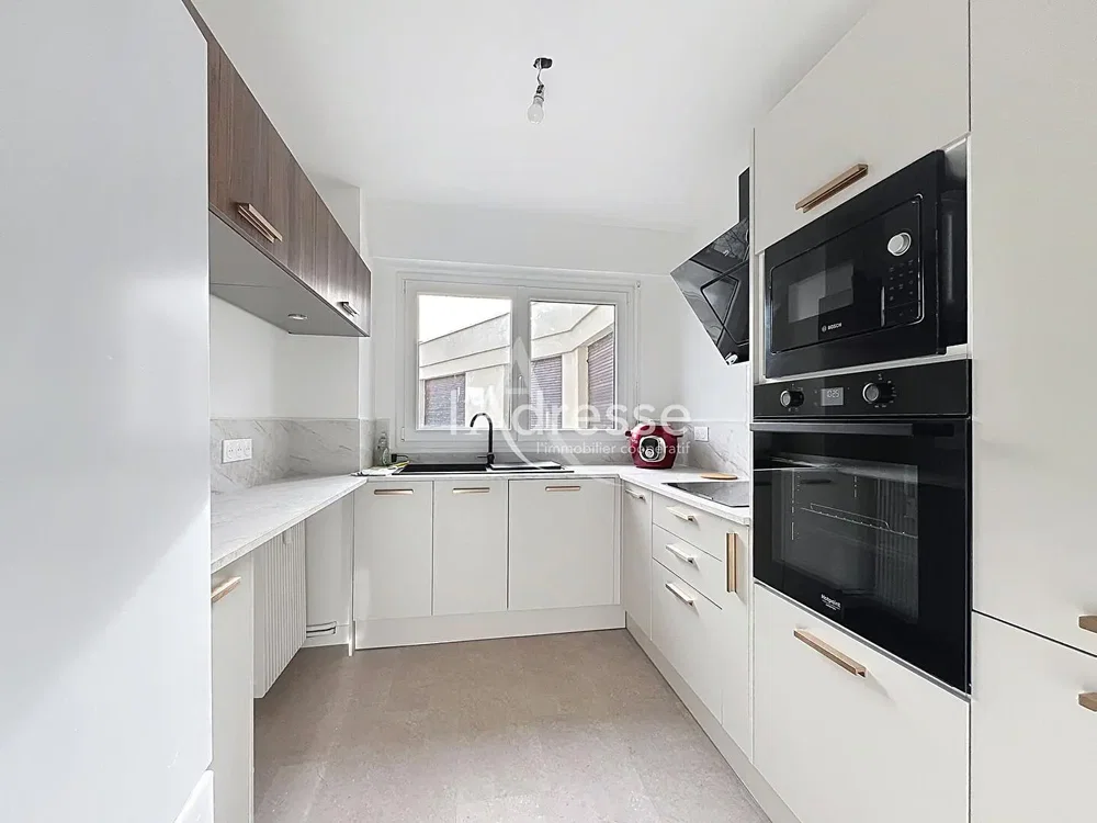 Kuchyně; kuchyňské spotřebiče, po rekonstrukci, přirozené světlo