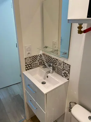 Toalet; pločice, prirodno svjetlo