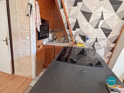 Kuchyně; kuchyňské spotřebiče, dřevěná podlaha