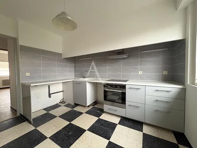 Kitchen; kitchen appliances, tile floor