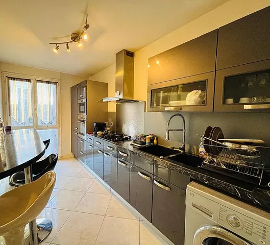 Kitchen; kitchen appliances, tile floor, natural light