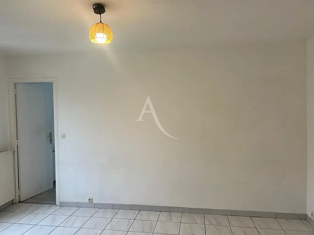 Oturma odası; fayans zemin, doğal ışık