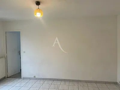 Oturma odası; fayans zemin, doğal ışık