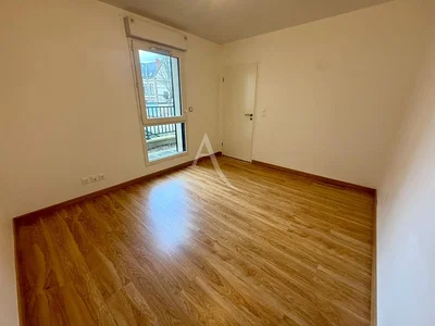 Oturma odası; manzara, ahşap zemin, doğal ışık