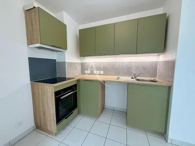 Mutfak; mutfak aletleri, fayans zemin, tadilatlı, doğal ışık, modern stil