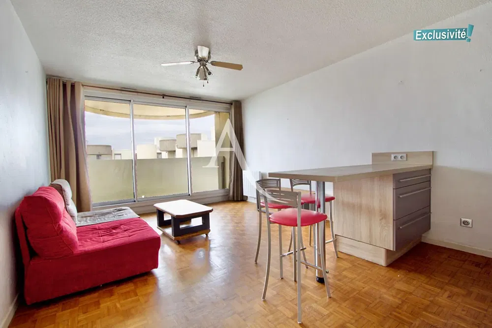 Wohnzimmer; holzboden, blick, tageslicht