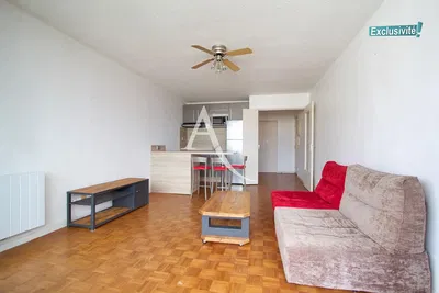 Wohnzimmer; holzboden, tageslicht