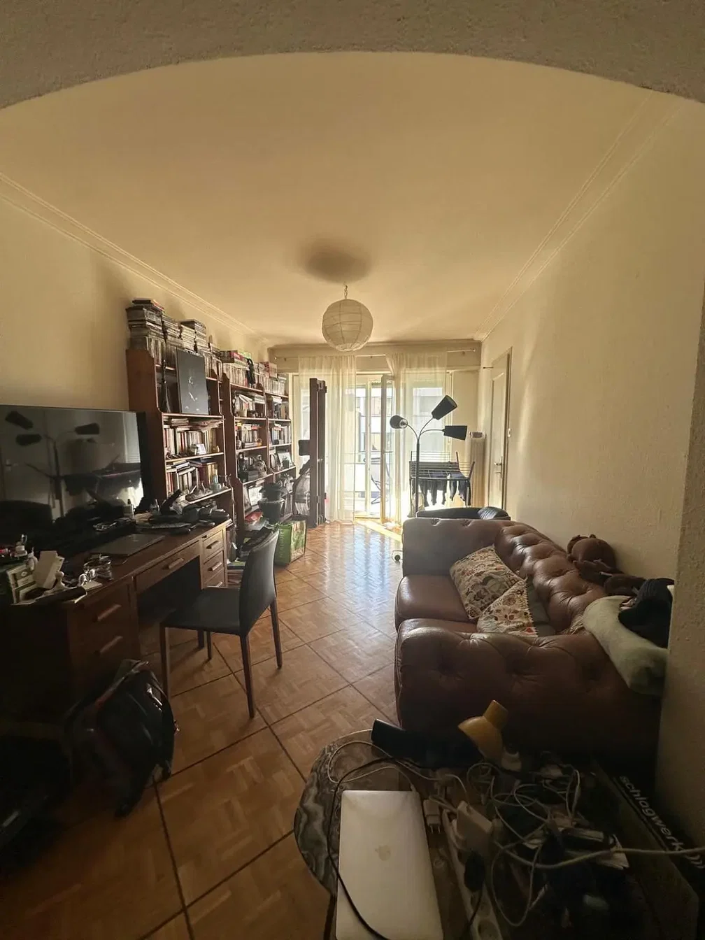 Wohnzimmer; fliesenboden, tageslicht