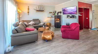 Dnevna soba; kamin, prirodno svjetlo, moderni stil