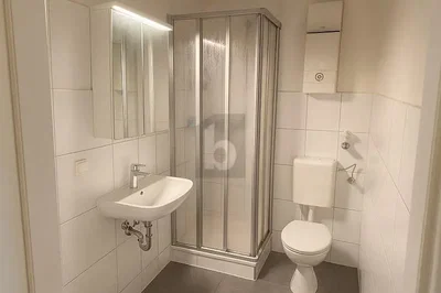 Badezimmer; fliesenboden, tageslicht, renoviert