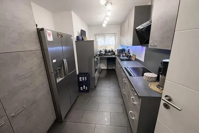 Kuhinja; kuhinjski aparati, pločice, prirodno svjetlo