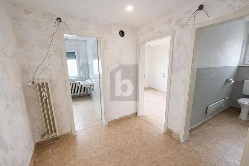 Toalet; potrebna renovacija, pločice