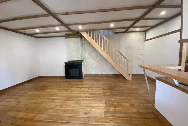 Wohnzimmer; holzboden, holzbalken, kamin