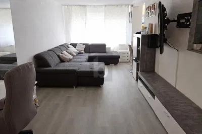 Obývací pokoj; přirozené světlo, moderní styl, dřevěná podlaha