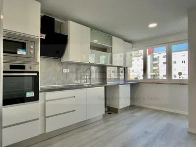 Кухиња; кухињски апарати, поглед, природно светло