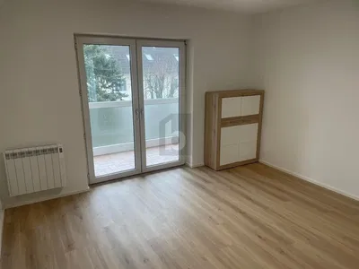 Ložnice; výhled, dřevěná podlaha, po rekonstrukci, přirozené světlo