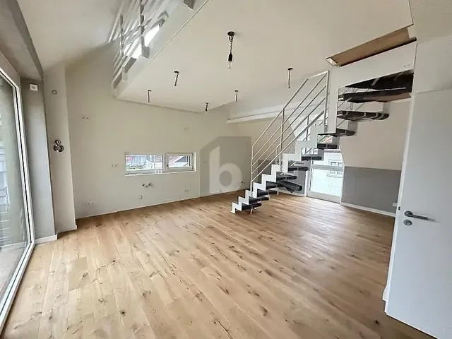 Wohnzimmer; holzboden, tageslicht, hohe decken