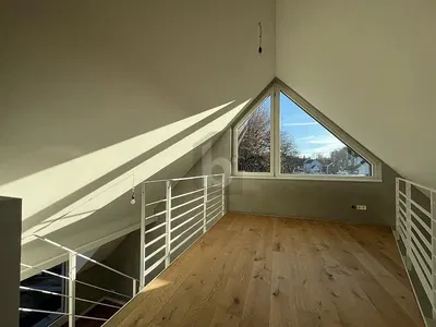 Dětský pokoj; dřevěná podlaha, přirozené světlo, výhled