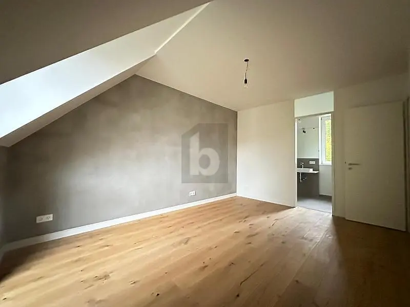 Ložnice; dřevěná podlaha, přirozené světlo