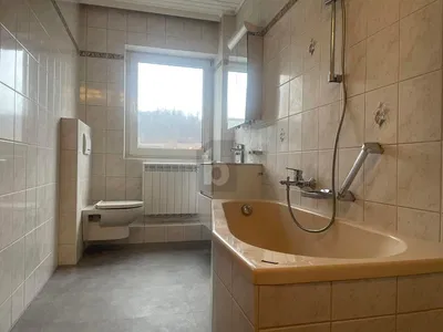 Koupelna; dlažba, přirozené světlo