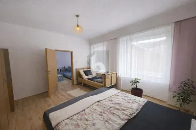 Spavaća soba; prirodno svjetlo, drveni pod