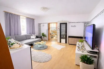 Dnevna soba; prirodno svjetlo, moderni stil, drveni pod