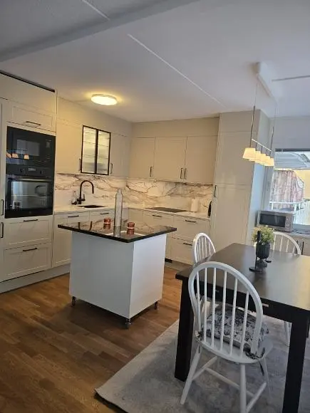 Küche; küchengeräte, holzboden, tageslicht, moderner stil