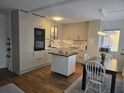 Küche; küchengeräte, tageslicht, moderner stil