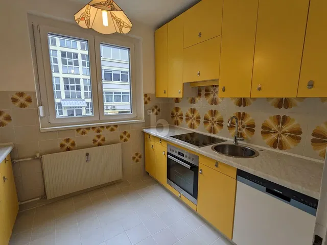 Cozinha; eletrodomésticos, chão de azulejo, luz natural, estilo rústico