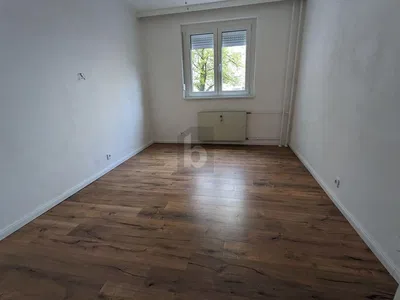 Sala de estar; chão de madeira, luz natural, vista