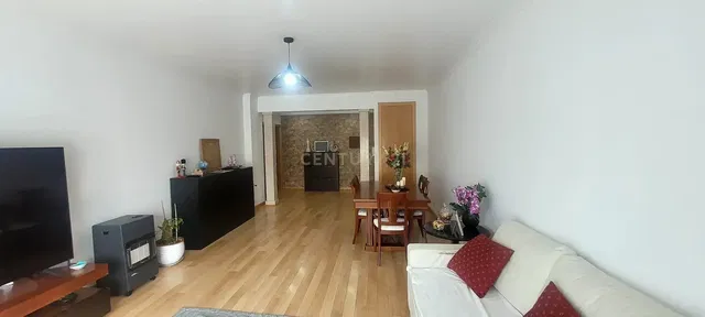 Dnevni boravak; prirodna svjetlost, drveni pod