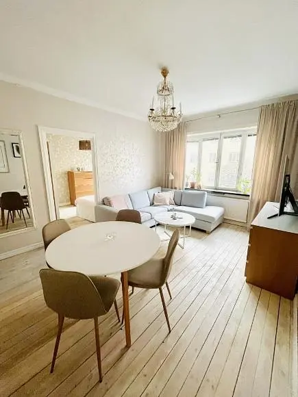 Oturma odası; doğal ışık, ahşap zemin, modern stil